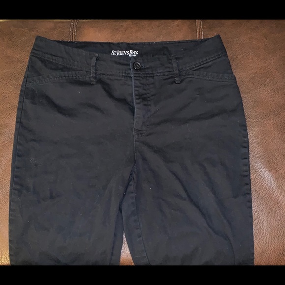 3/$10 🔆 St. John’s Bay Black Capri - Picture 2 of 6